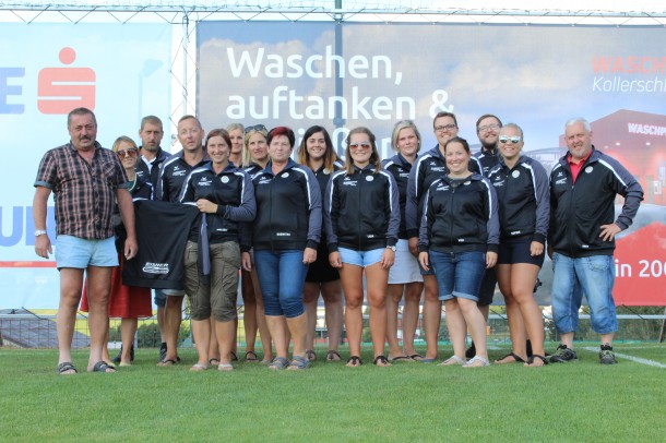 Auch das Buffetteam wurde mit neuen Trainingsjacken ausgestattet. Herzlichen Dank an Adolf Eisner (www.erbau-eisner.at) und Wilfried Kasberger (www.kasberger.info) für die großzügige Unterstützung!